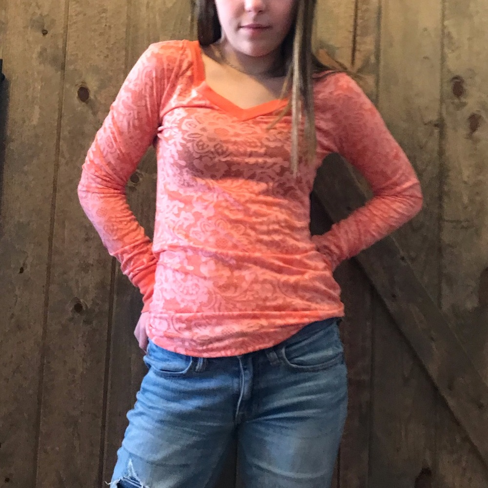 Buckle vneck